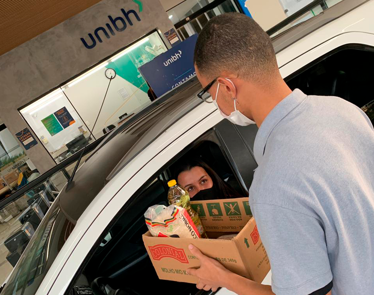 Drive-thru Solidário da UNIBH arrecada alimentos