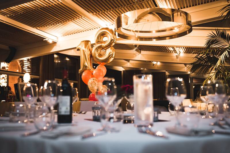10 lugares para comemorar aniversário em BH: conheça bares e restaurantes com promoções especiais para aniversariantes!
